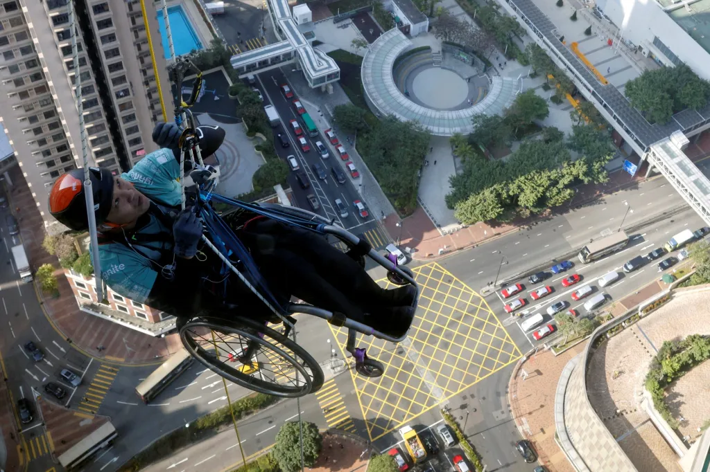 Laj Čch'-waj je horolezec-paraplegik. V Hongkongu se pokoušel vylézt na 320 metrů vysokou věž Nina pouze s využitím síly horní části těla. Pokus musel ale v 250 metrech přerušit z důvodu silného větru