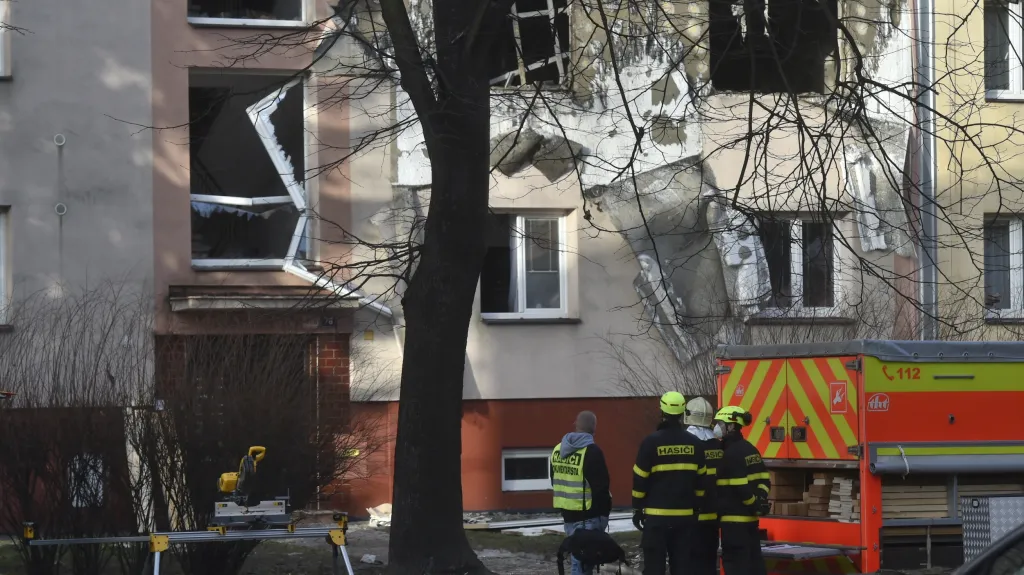 Zásah hasičů u požáru v pětipatrovém domě v Ostravě - Hrabůvce