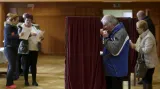 Voliči při hlasování v obci Ružindol u Trnavy