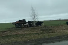 V obcích na východním okraji Kyjeva zůstávají po okupantech tanky a ticho