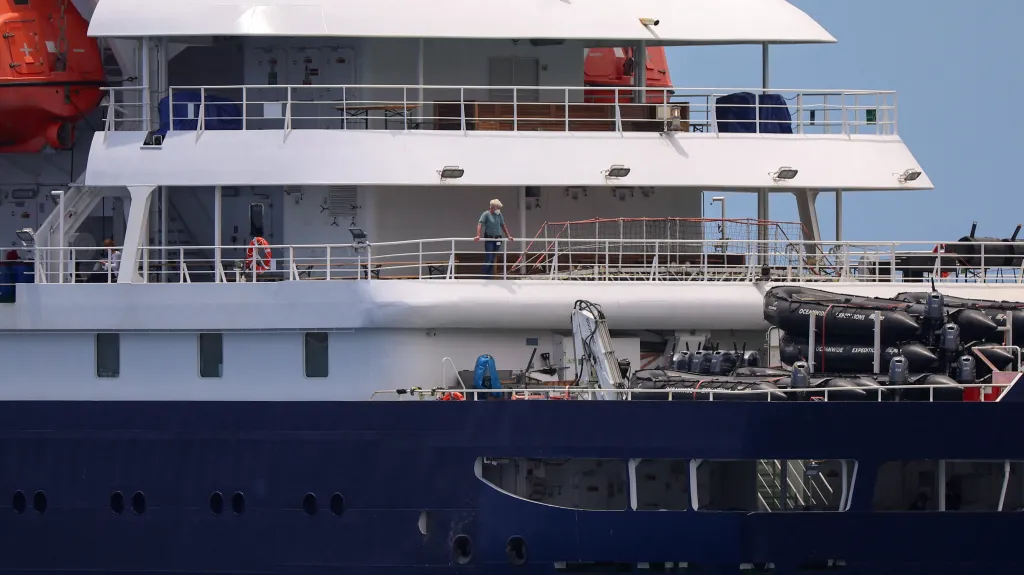 Loď MV Hondius, kde se vyskytl hantavirus, v přístavu v Tenerife