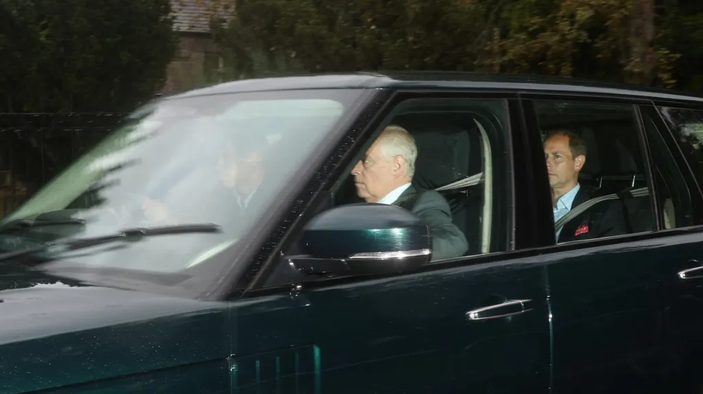 Princové William, Andrew a Edward přijíždí do skotského Balmoralu, kde Alžběta II. pobývá
