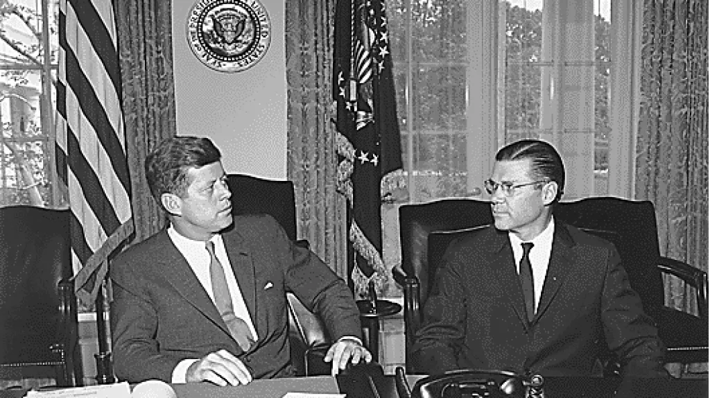 John F. Kennedy a Robert McNamara