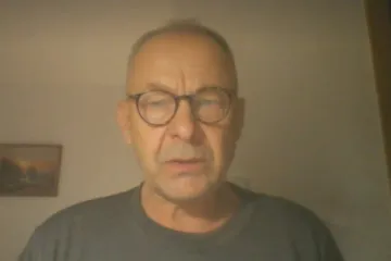 Smrt kameramanky při natáčení snímku Rust otevřela diskuzi, zda se mají při filmování používat zbraně