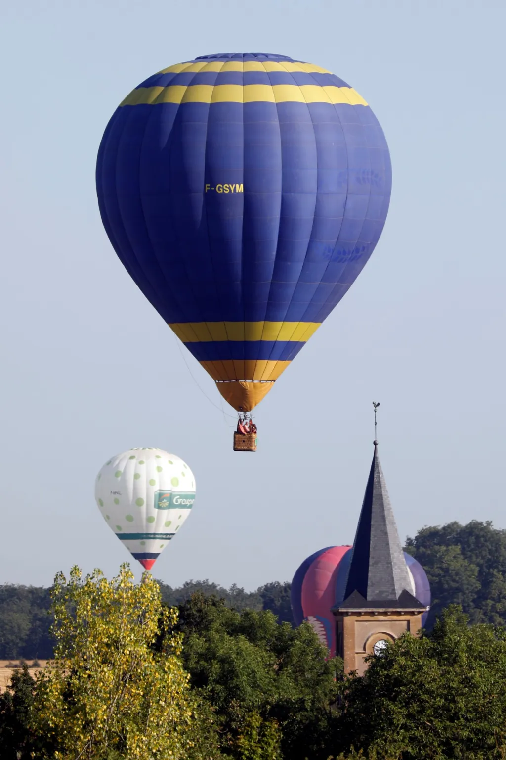 Každý balon se skládá z několika základních částí. Tou nejznámější je proutěný koš. Na něj je připevněný hořák a zásobníky paliva. Což jsou letové lahve s propanem umístěné v rozích koše. Tím nejdůležitějším je ale obal z textilní části, která pojme ohřátý vzduch