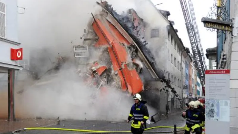 Řítící se dům v Husově ulici v Kostnici