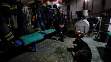 Záchranář se psem se ohřívají ve státní nemocnici v Bachmutu