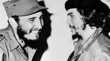 Fidel Castro (vlevo) a Che Guevara