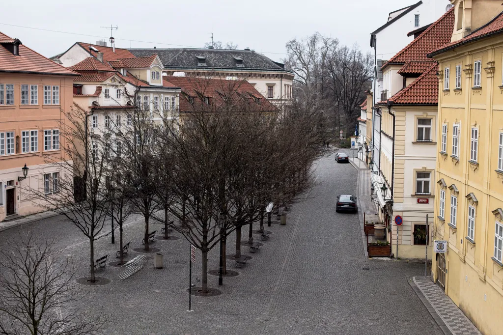Pohled z Karlova mostu směrem ke Kampě výjimečně zcela bez lidí