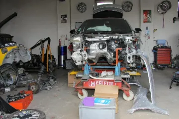 Za rok ukradli a rozebrali 40 aut, teď je dopadla policie