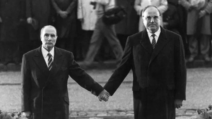 Francois Mitterand a Helmut Kohl u Verdunu v roce 1984
