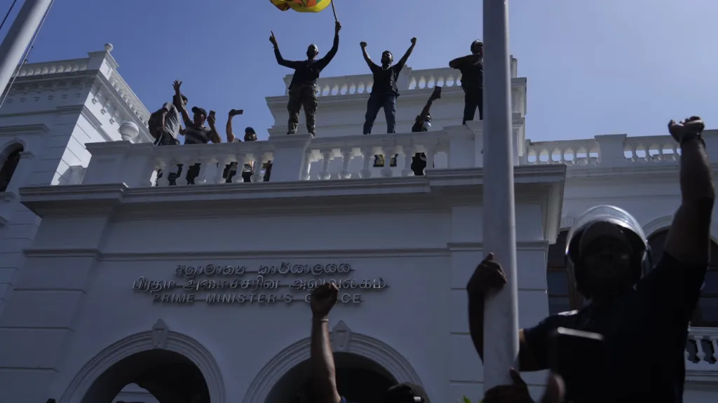 Demonstranti na střeše sídla premiéra