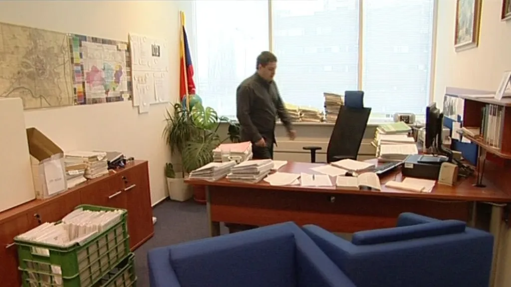 Spisy soudci nechávají i v plastových bednách