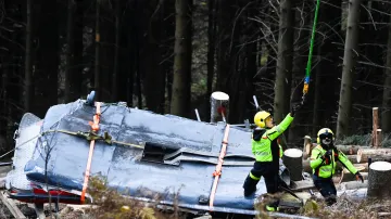 Hasiči odstraňují poškozenou lanovku na severu Itálie, při jejímž pádu zahynulo čtrnáct lidí (8. listopadu 2021)