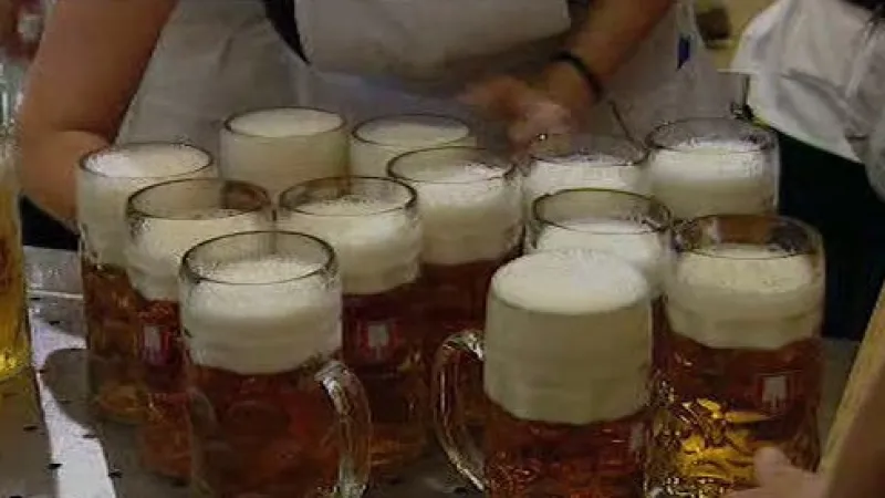 Pivo teče na Oktoberfestu proudem