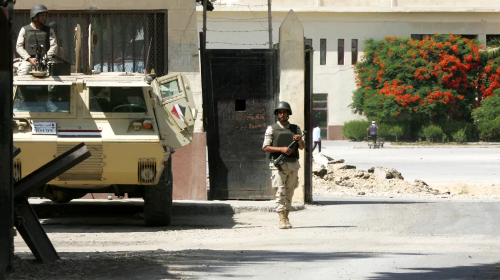 Vojáci poblíž přechodu u města Rafah