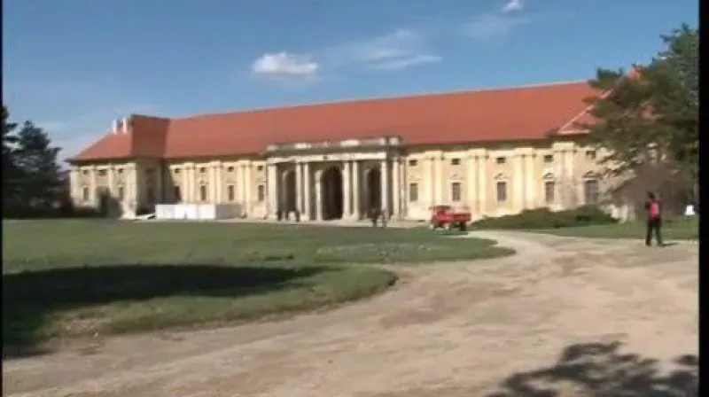 Chátrající jízdárny lednického zámku se konečně dočkají oprav