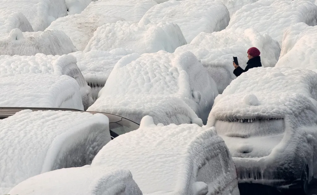 Do ruského přístavu byly dodány desítky aut pokrytých několika centimetry ledu