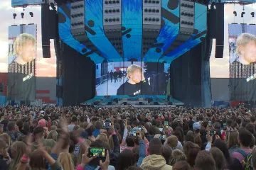 Ed Sheeran přilákal 80 tisíc fanoušků a přidal další koncert. Letňany opět čeká omezení 