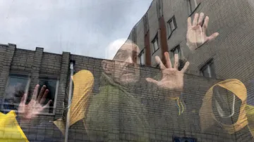 Ukrajinský voják se po vzájemné výměně zajatců s Ruskem vrací do vlasti