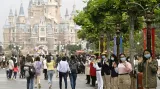 V Šanghaji znovuotevřeli zábavní park Disneyland. Vyprodáno je na několik dní dopředu