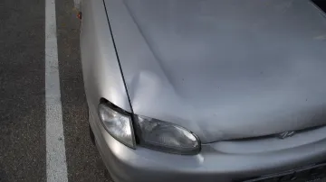 Sloup poškodil zaparkovaná auta