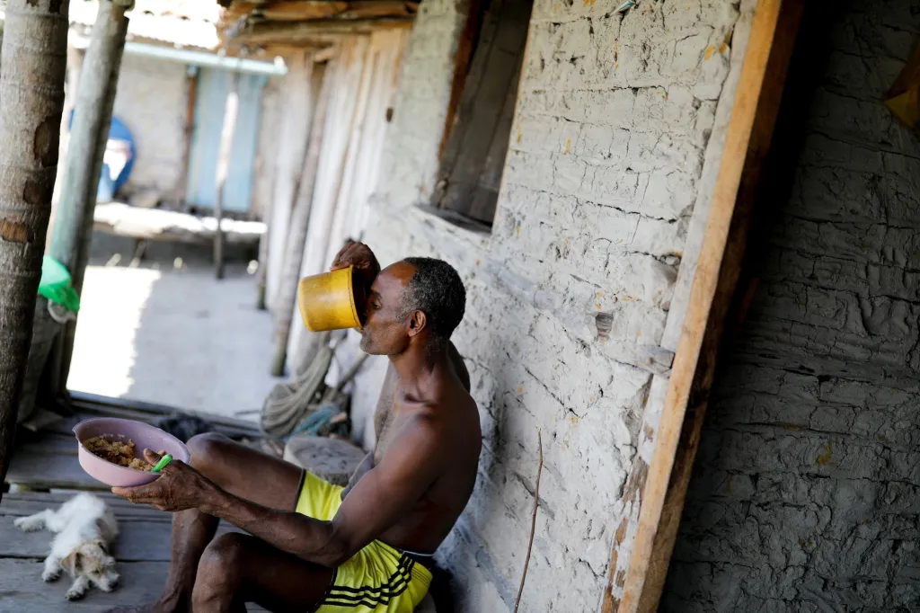 Po náročném dni si lovec užívá chvíli klidu a jí jídlo, které mu připravila Vandeka