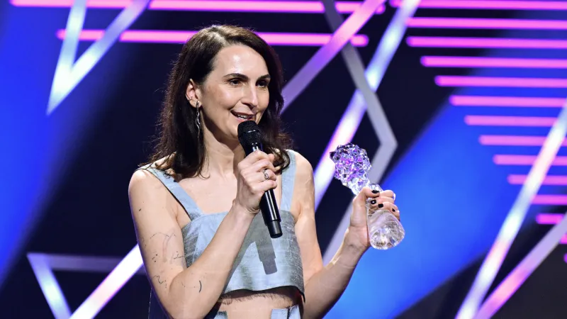 Cenu za nejlepší dokumentární film převzala režisérka Klára Tasovská za film Ještě nejsem, kým chci být