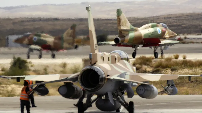 Izraelská F-16, v pozadí A-4 Skyhawk
