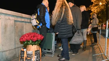 Někteří čekali před Žofínem kvůli poslednímu rozloučení s Karlem Gottem už během nočních hodin