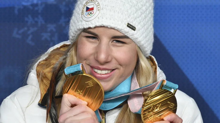Ester Ledecká s olympijskými medailemi