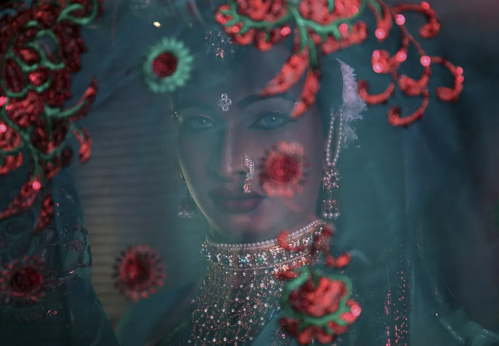 Transgenderová žena čeká v zákulisí na svou část vystoupení během programu pro fundraising transgenderové komunity v indické Bombaji