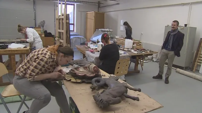 Mladí restaurátoři pracují ve větších ateliérech