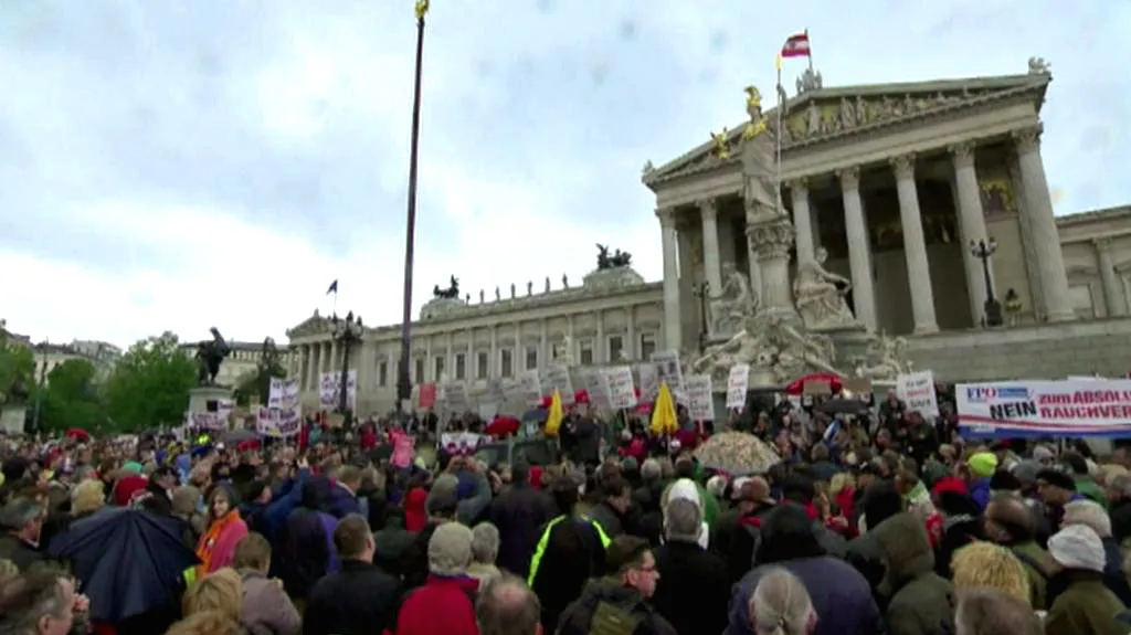 Demonstrace před rakouským parlamentem proti zákazu kouření v restauracích