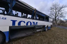 Na Jihlavsku narazil autobus do stromu, čtrnáct dětí je zraněných