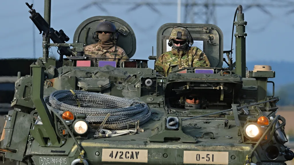 První část konvoje americké armády, který míří na cvičení do Maďarska