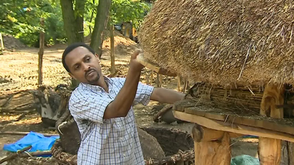 Na práce dohlíží Solomon Yimer Kifle, rodilý Etiopan