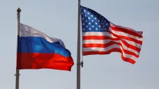 Ilustrační foto - vlajky Ruska a USA na moskevském letišti Vnukovo (2017)