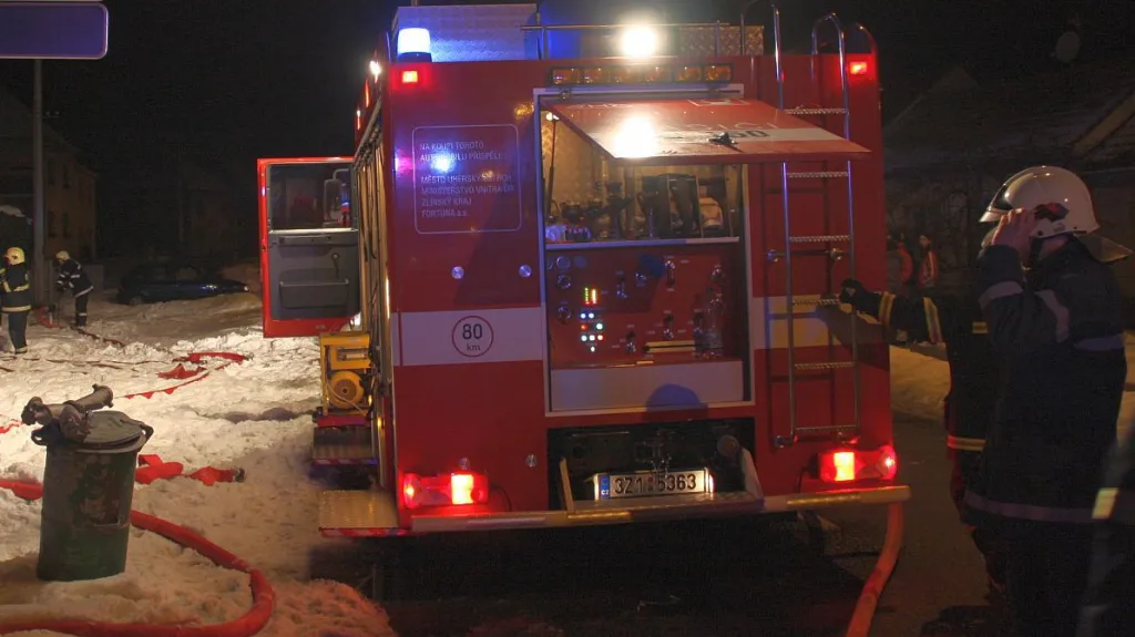 Hasiči likvidují požár domku v Uherském Ostrohu