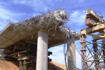 Nový most na D7 musí stavbaři zbourat a postavit znovu. Kvůli soli