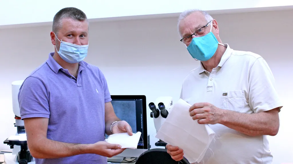Jiří Chvojka (vlevo) a Petr Louda s materiálem z kyseliny polymléčné