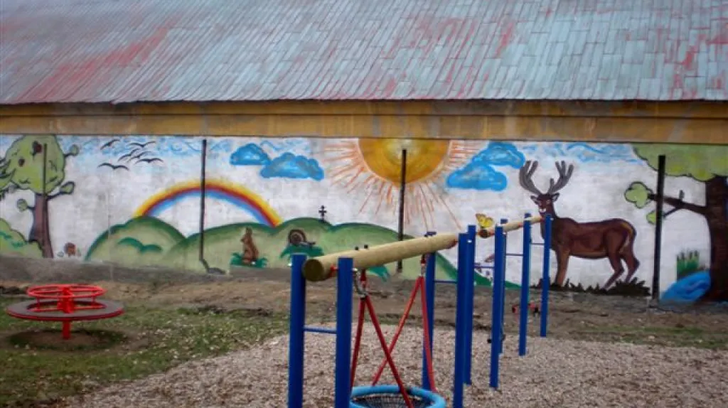 Opravená zeď u nového hřiště v Košticích