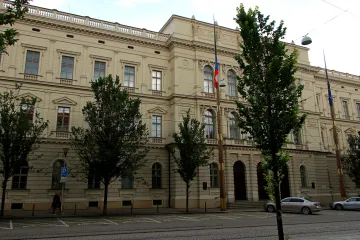 Stížnost dívky, jejíž otčím dostal za znásilňování podmínku, probere plénum Ústavního soudu