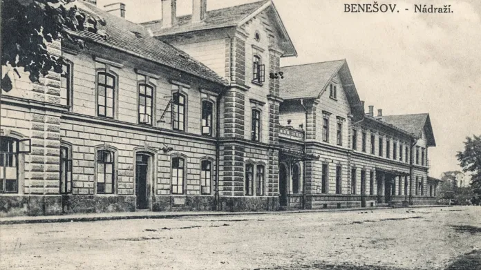 Nádraží v Benešově kolem roku 1920 a dnes