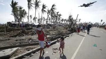 Do Taclobanu přilétá letadlo s humanitární pomocí