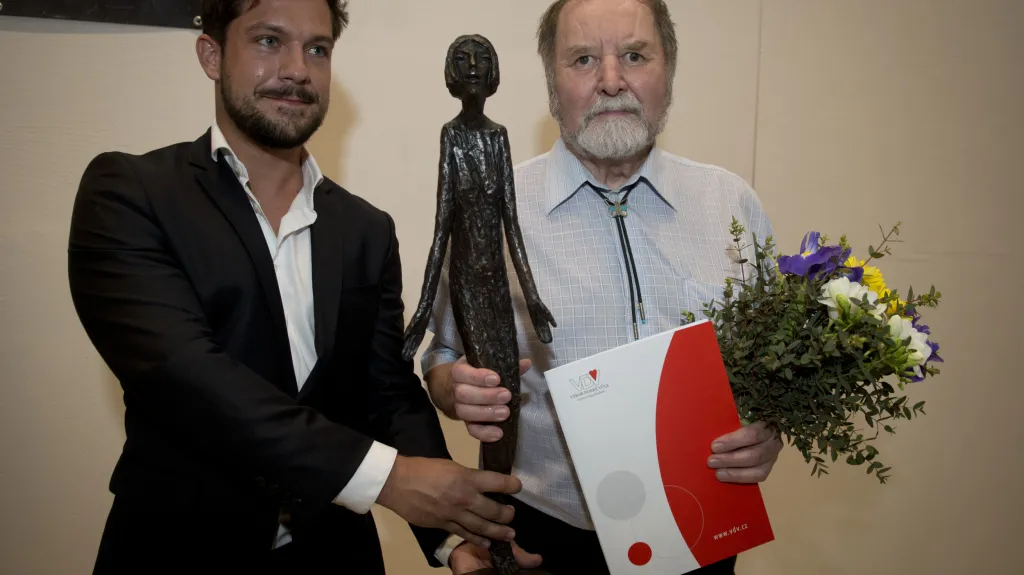 Václav Fanta (vpravo) převzal Cenu Olgy Havlové