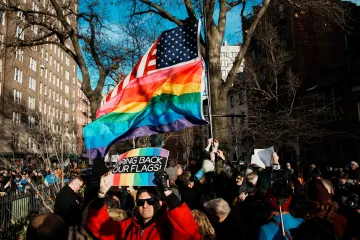 Newyorčané vrátili duhovou vlajku na Národní památník Stonewall