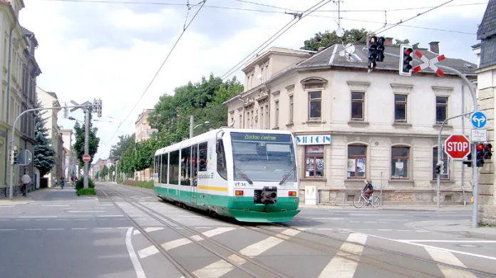 Ve Zwickau funguje "vlakotramvaj naruby". Do města zajíždějí železniční dieselové jednotky zajišťující dopravu na okolních tratích.