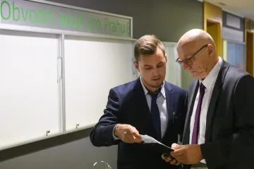 Soud pravomocně uložil řidiči tramvaje prospěšné práce za konflikt s Ukrajinci
