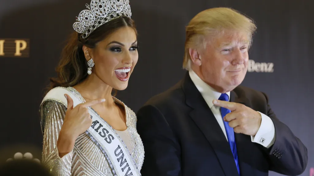 Donald Trump, kterému tehdy patřila soutěž Miss Universe, s vítězkou z roku 2013 Gabrielou Islerovou